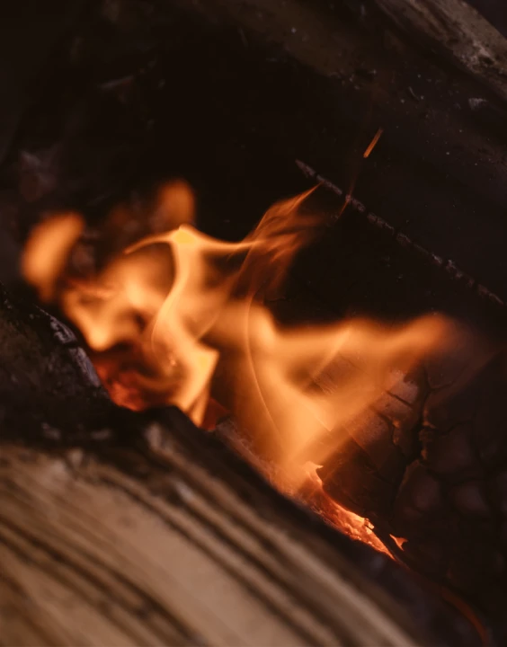 Foyer de détente au spa Sartiga, ambiance chaleureuse et relaxation profonde