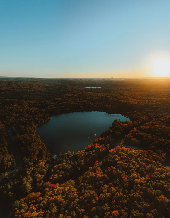 Vue sur le lac depuis les installations du Spa Sartiga