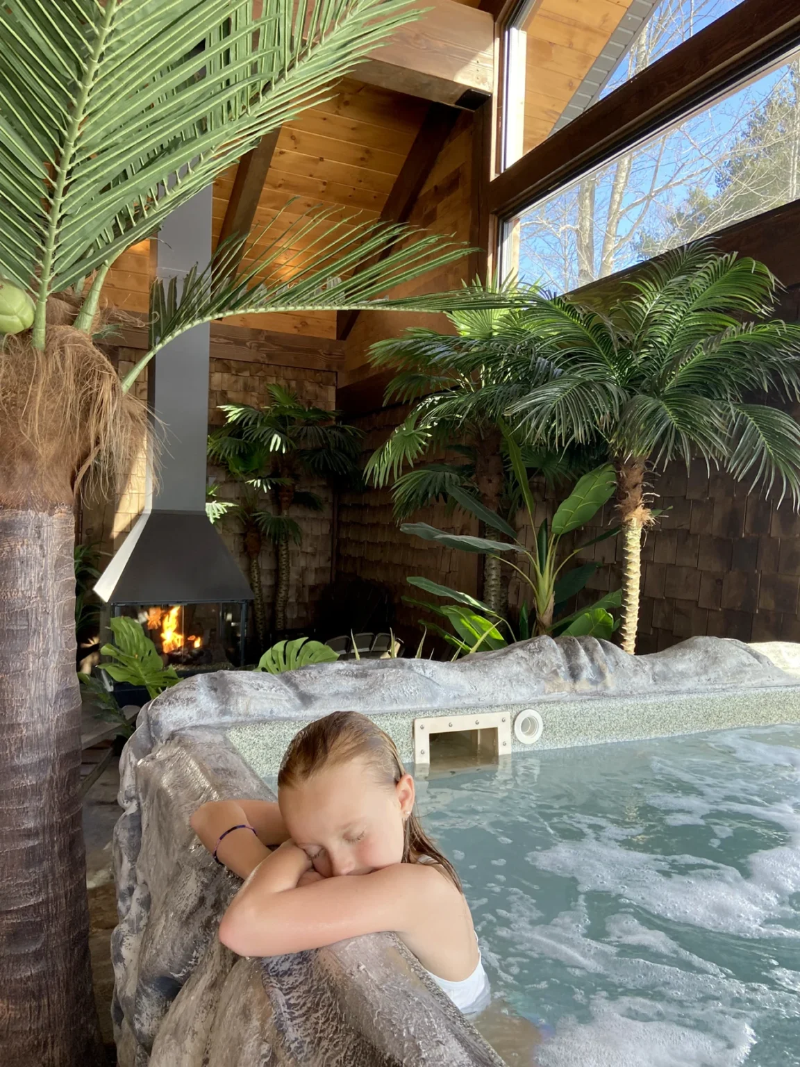 Enfant relaxe dans spa intérieur tropical