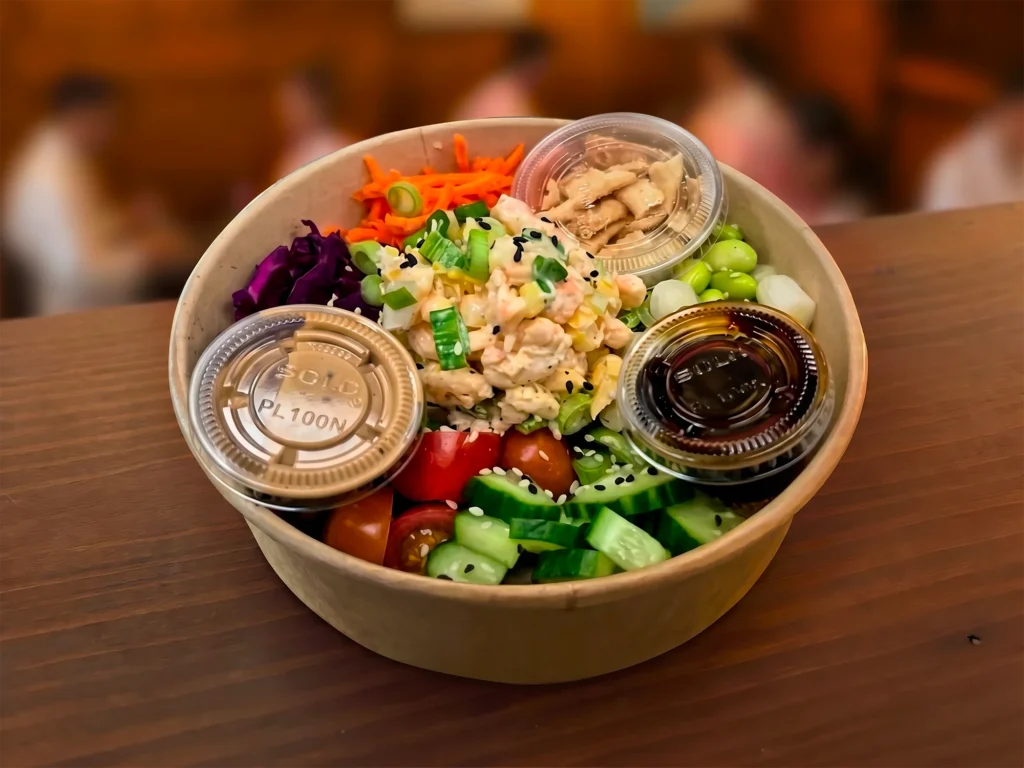 Bol poke coloré aux légumes, edamames et sauces