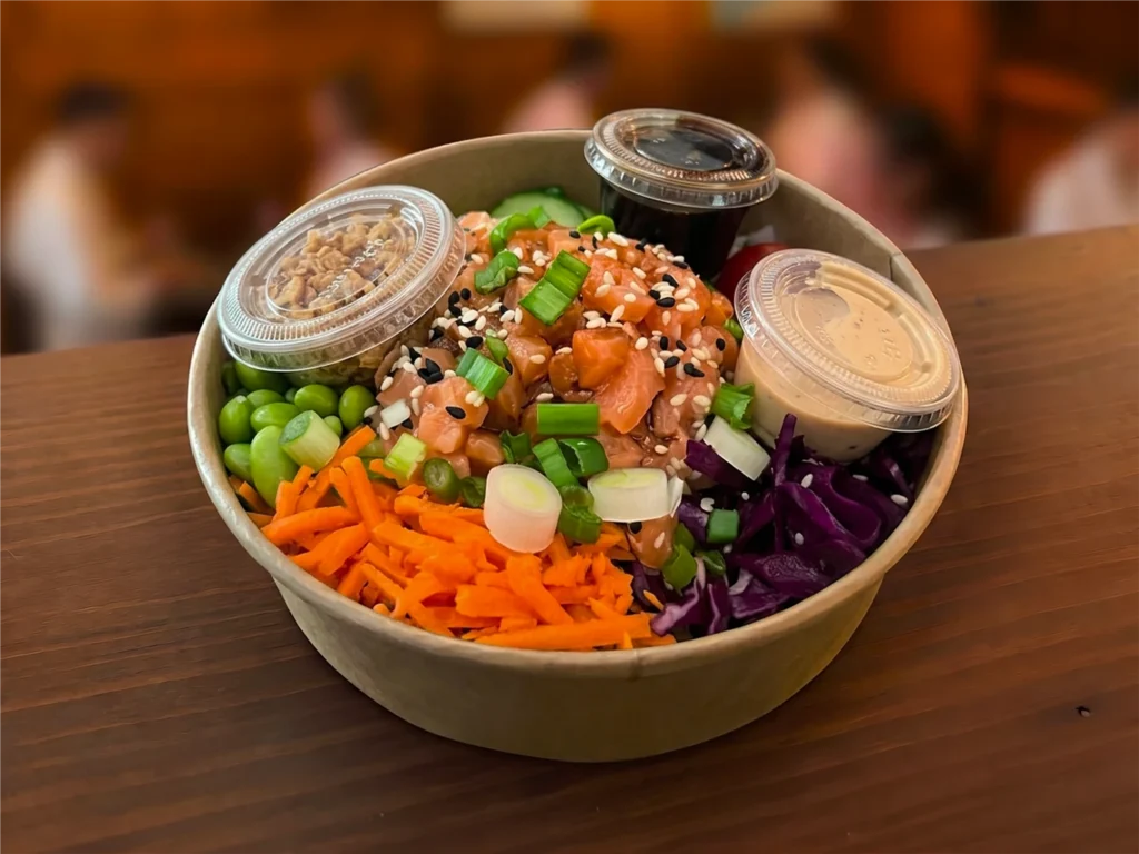 Bol poké au saumon avec légumes et sauces