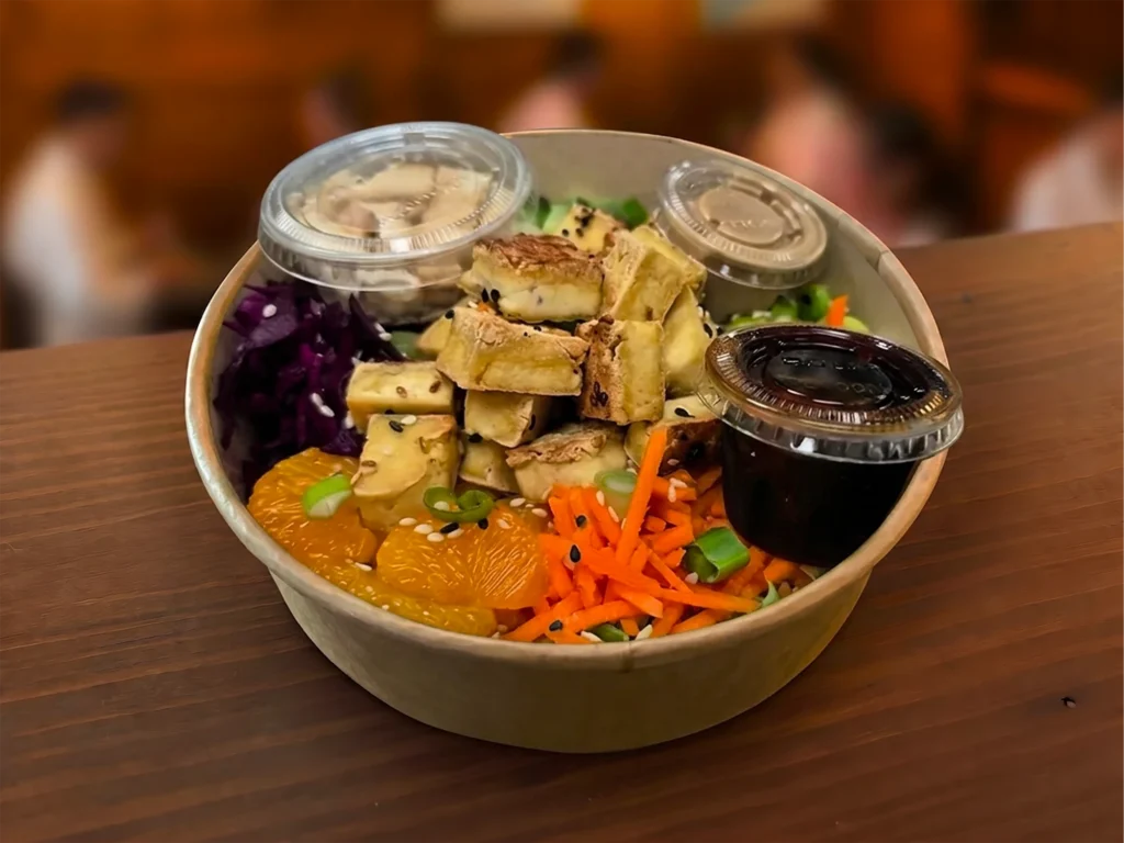 Bol végétarien au tofu, légumes, mandarines et sauces