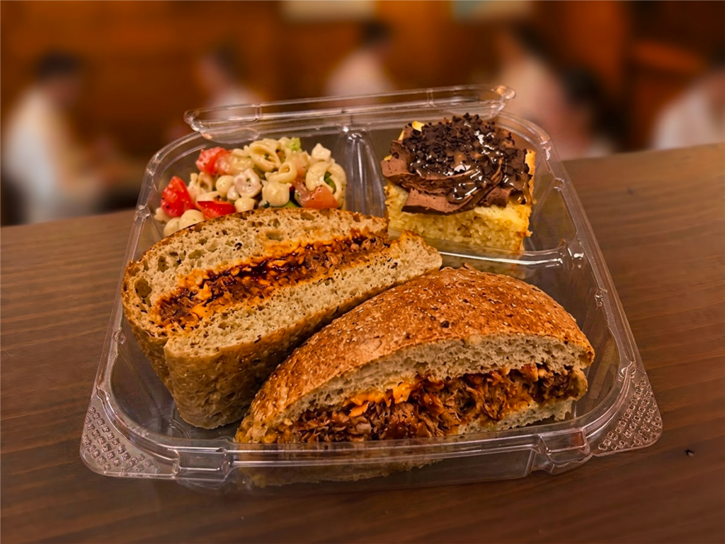 Sandwich au porc effiloché, salade de pâtes et dessert