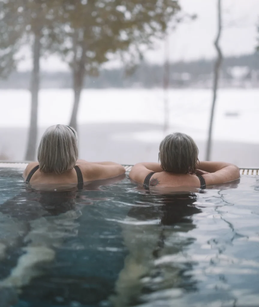 Deux personnes dans un spa face au lac