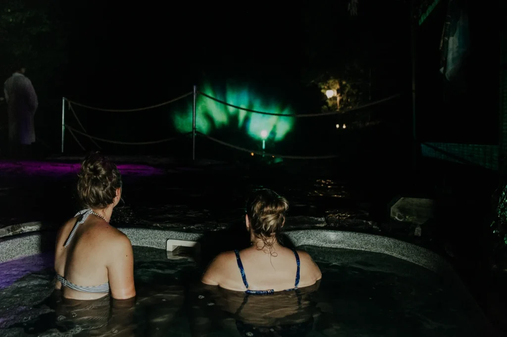 Deux femmes dans un spa la nuit