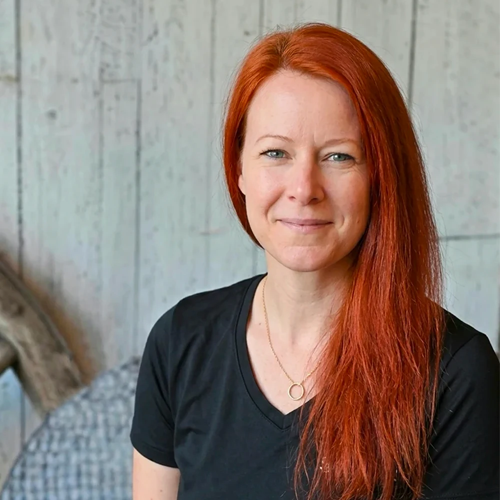 Portrait d’une femme rousse souriante en haut noir